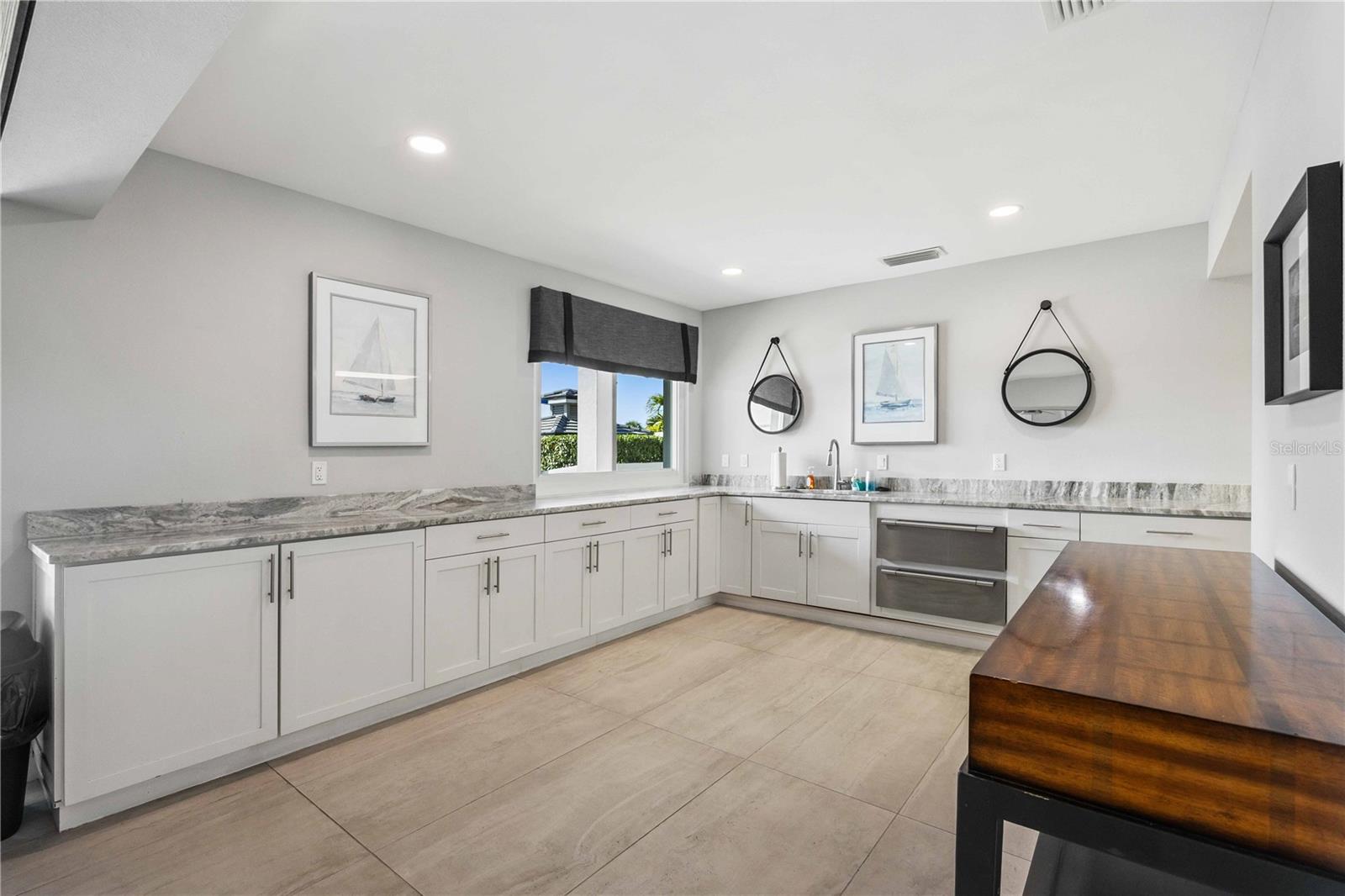 464 YACHT HARBOR DR