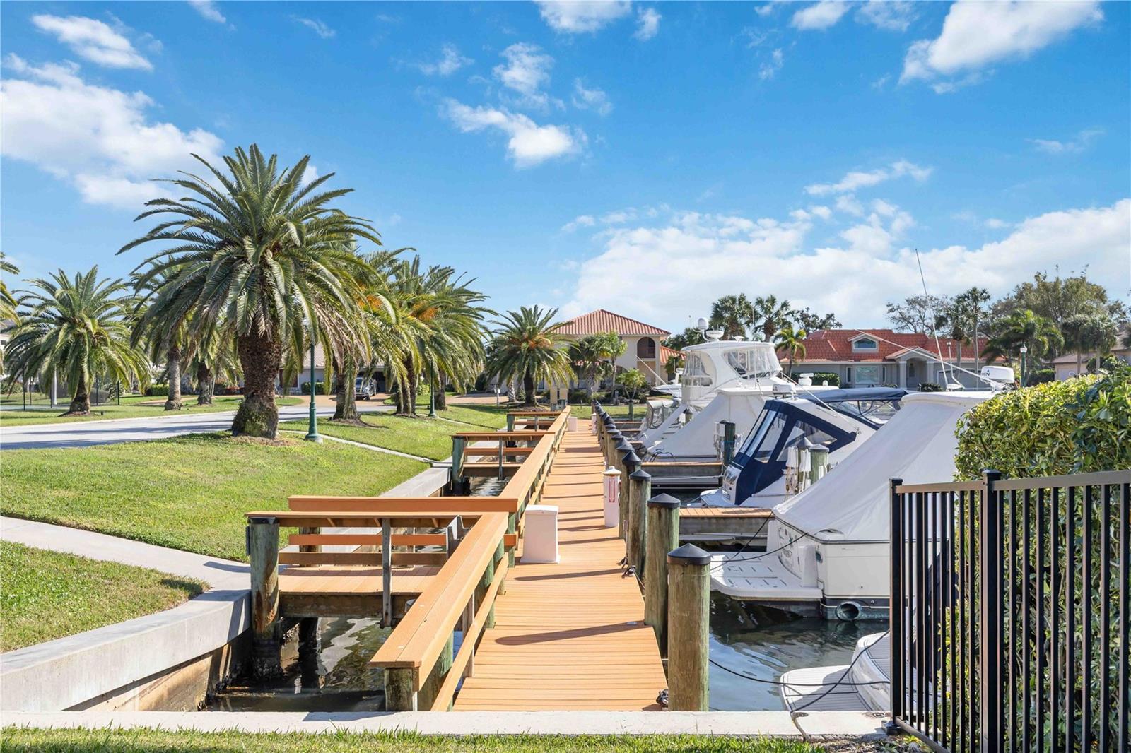 464 YACHT HARBOR DR