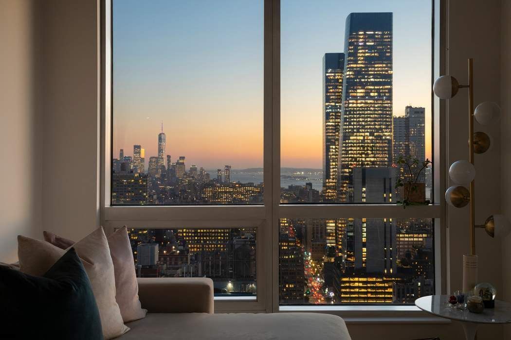 350 W 42nd Street 44H