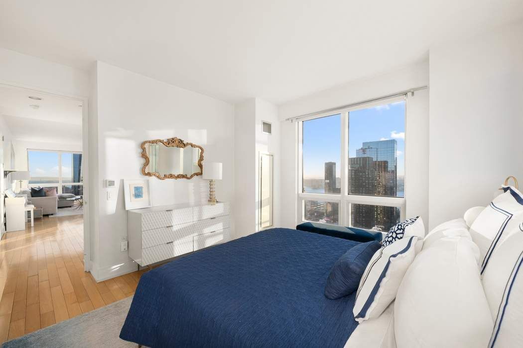 350 W 42nd Street 44H