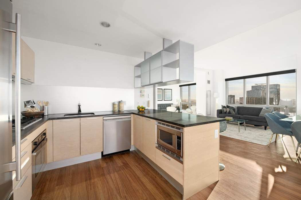 350 W 42nd Street 51AB