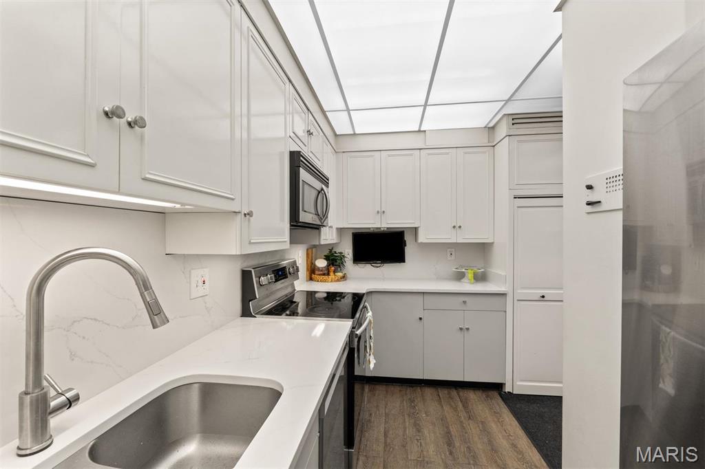 900 S Hanley Road Unit: PG