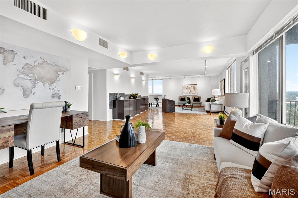 200 S Brentwood Boulevard Unit: 14D