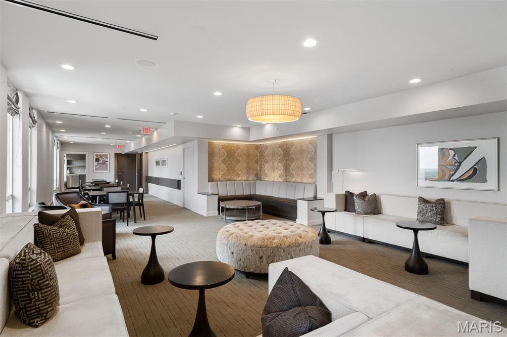 200 S Brentwood Boulevard Unit: 14D