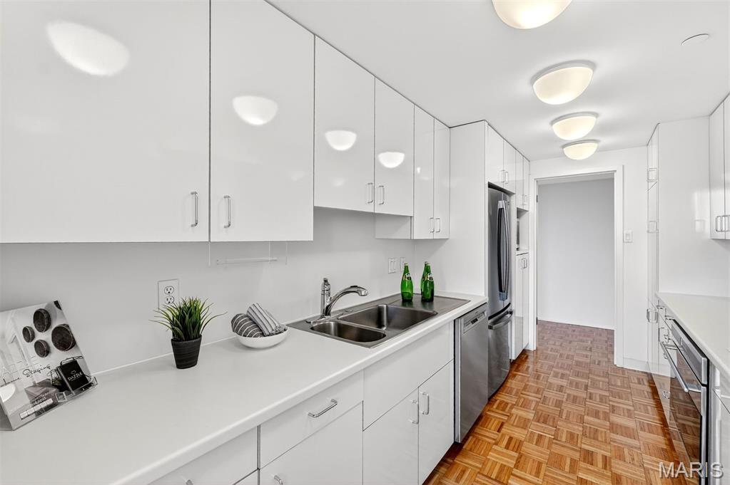 200 S Brentwood Boulevard Unit: 14D