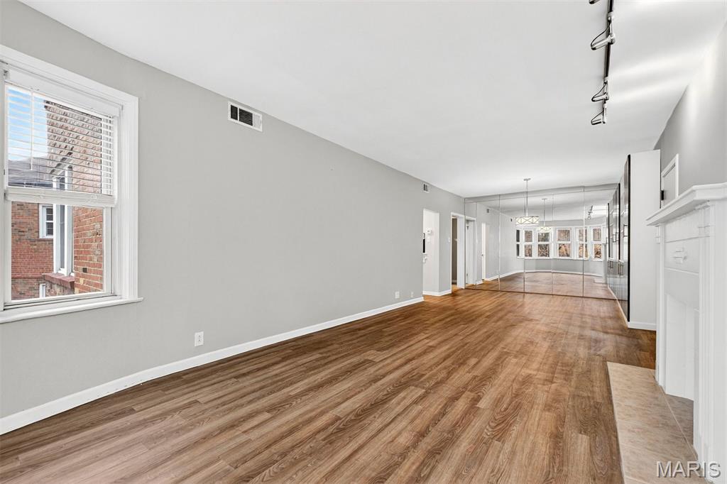 907 S Hanley Road Unit: 5