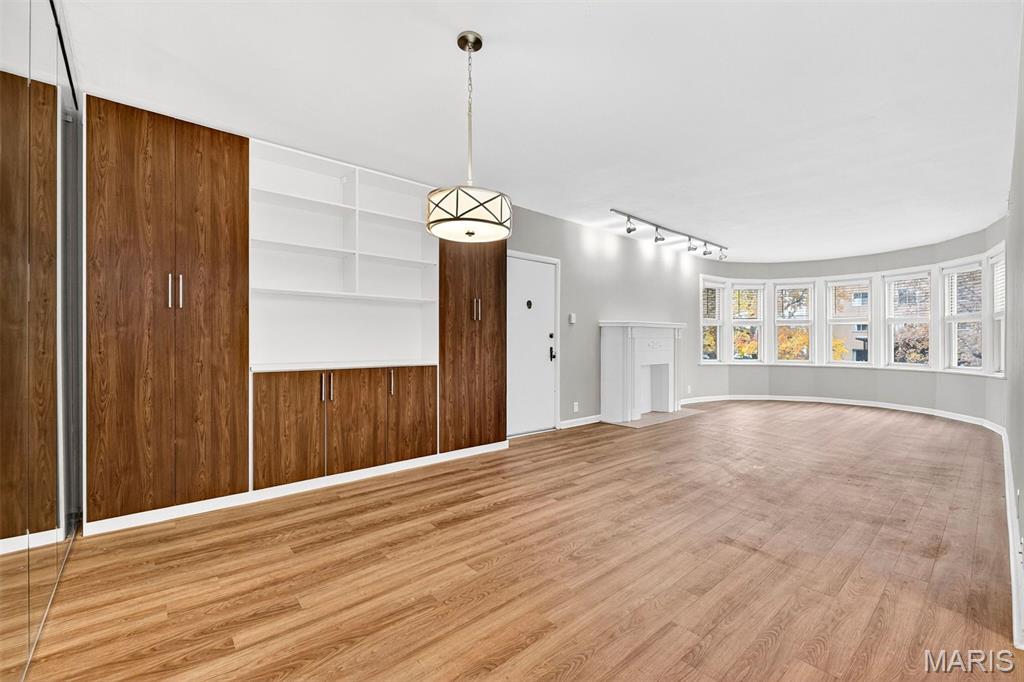 907 S Hanley Road Unit: 5