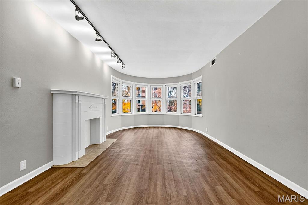 907 S Hanley Road Unit: 5