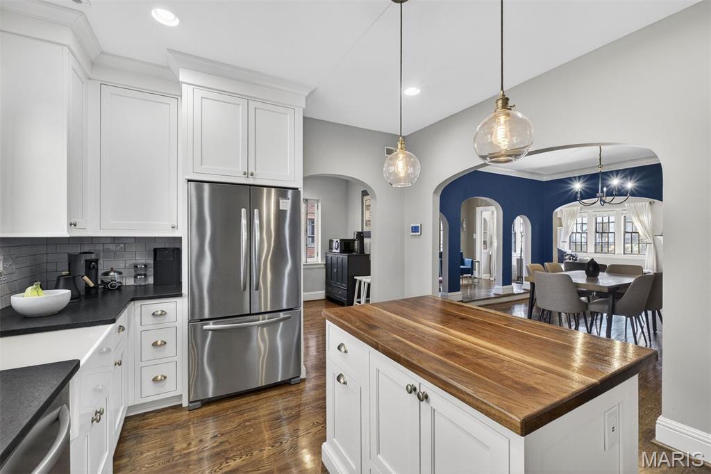 7437 Stratford Avenue