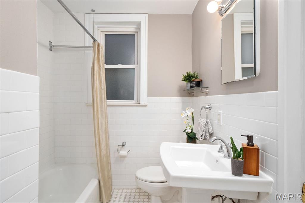 6318 Southwood Avenue Unit: 2E