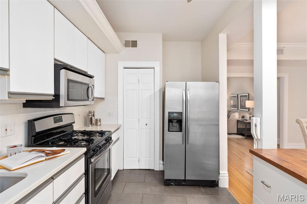 6318 Southwood Avenue Unit: 2E