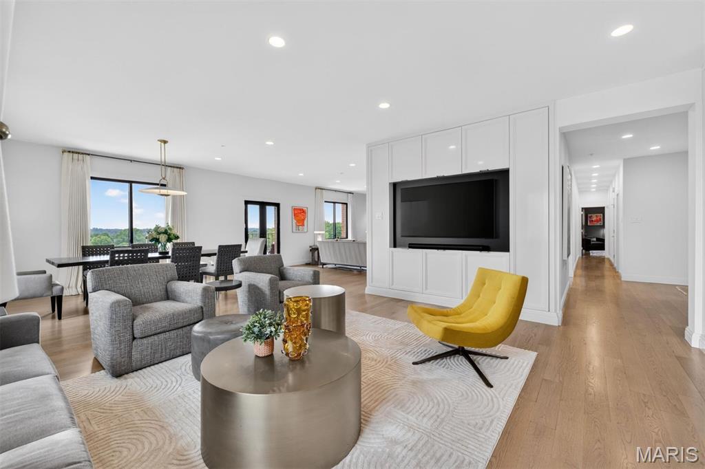 816 S Hanley Road Unit: 6A