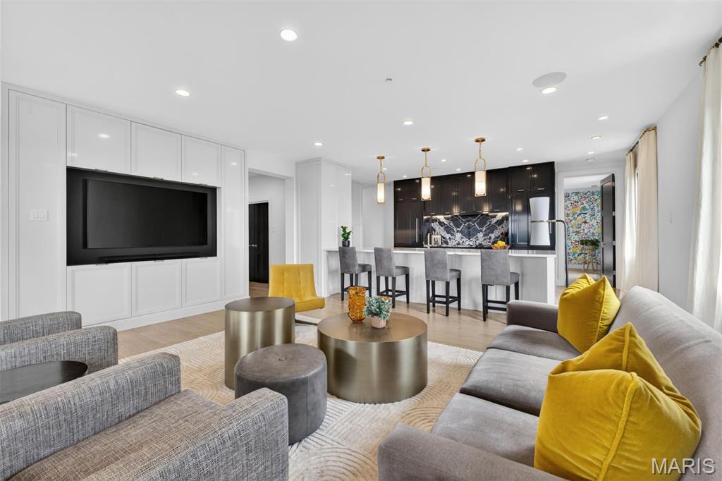 816 S Hanley Road Unit: 6A