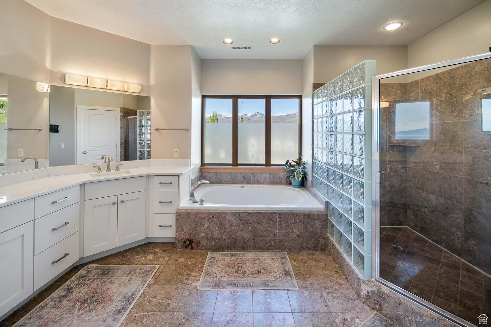 39 SCENIC HILLS CIR