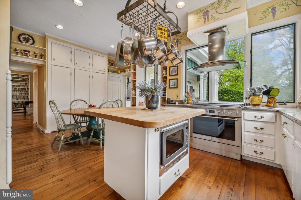 706 KINGSTON ROAD