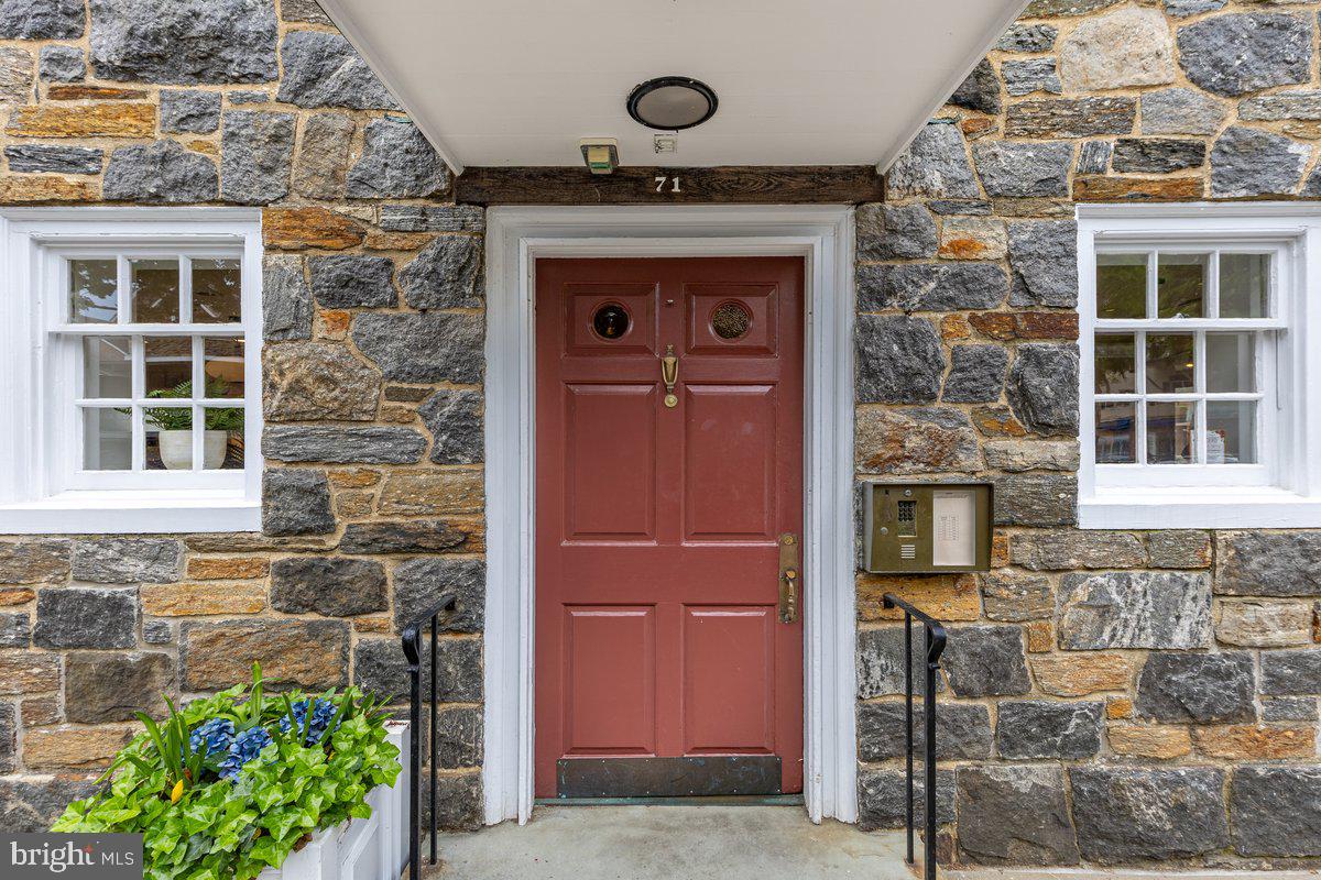 71 PALMER SQUARE W A