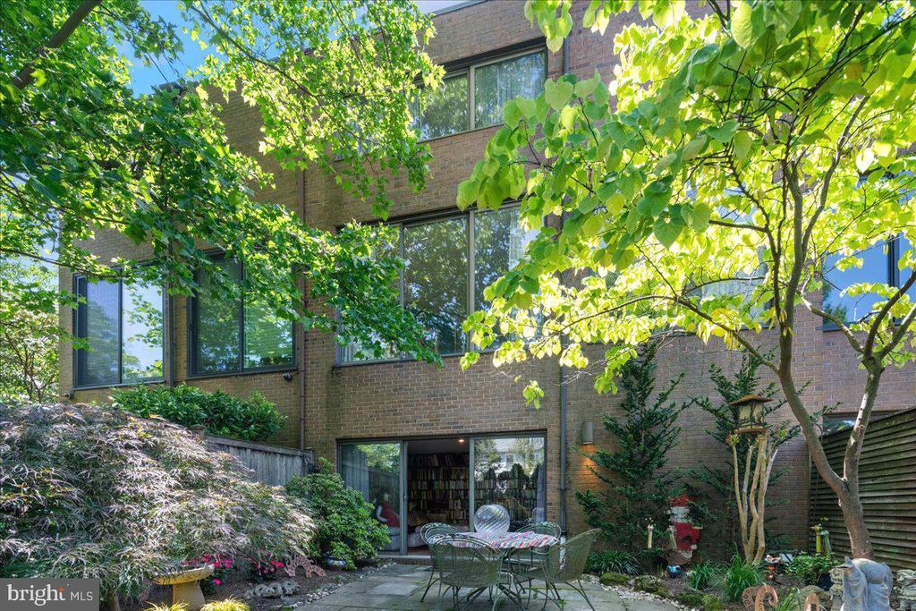 20 WILLOW STREET