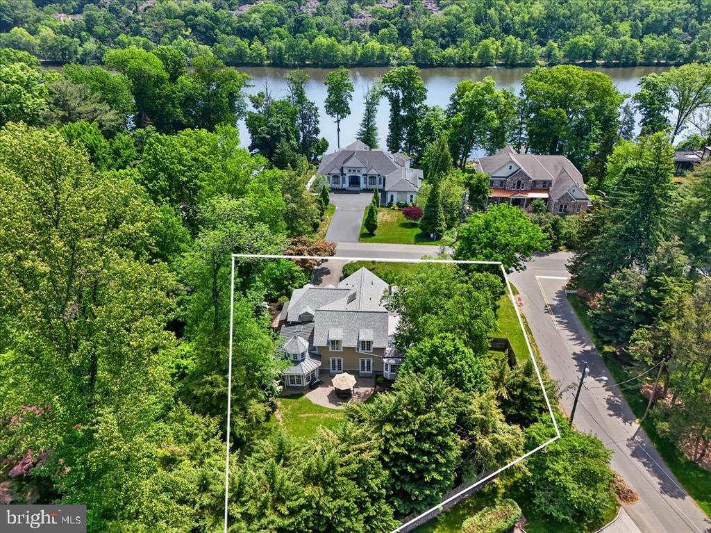 620 LAKE DRIVE