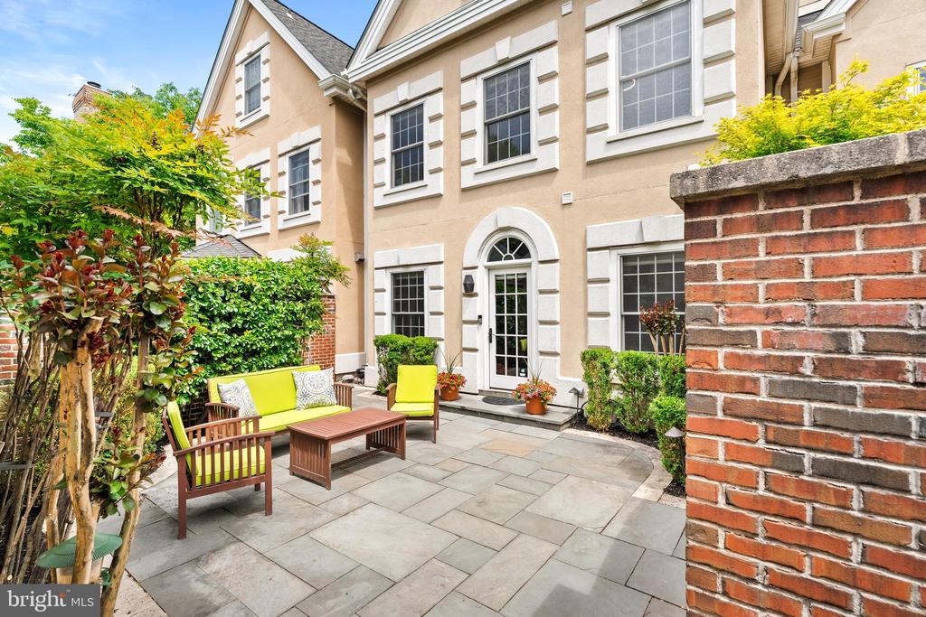 12 GOVERNORS LANE