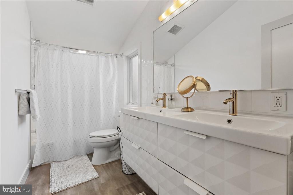 23 LEIGH AVENUE Unit: B