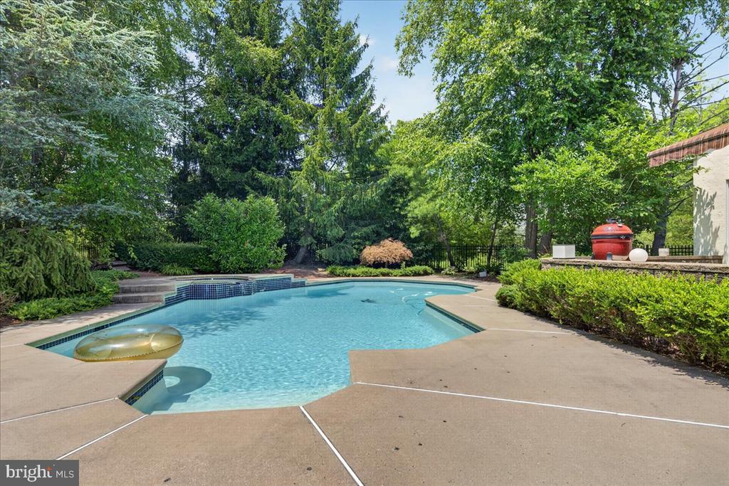 157 CHRISTOPHER DRIVE