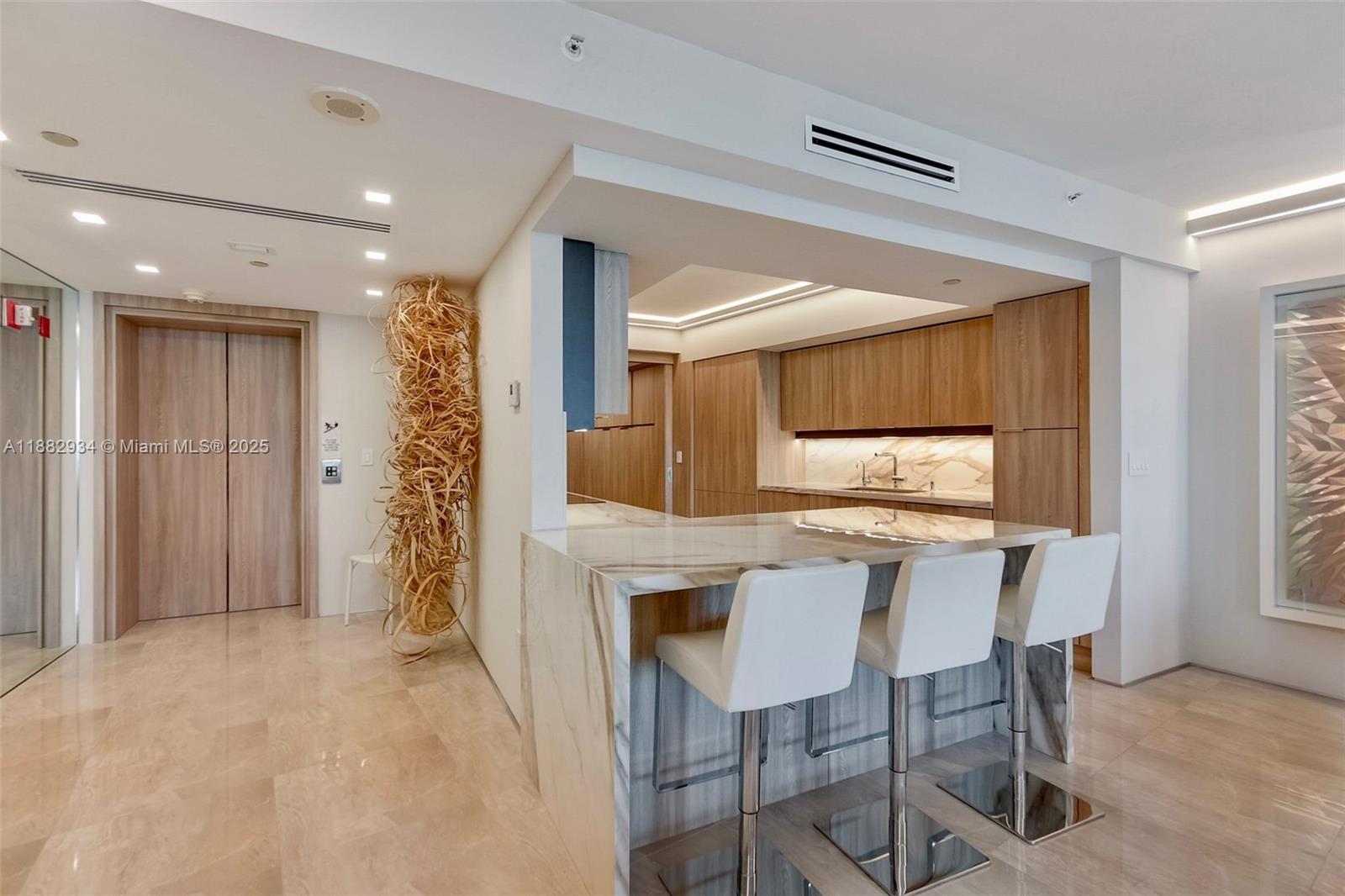 1455 Ocean Dr # 811