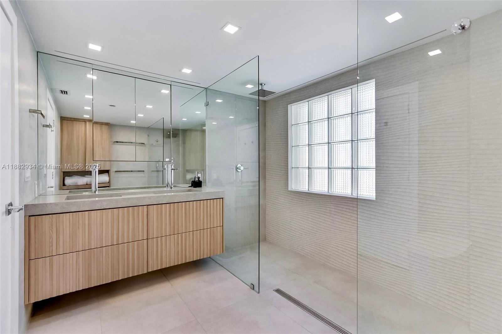1455 Ocean Dr # 811