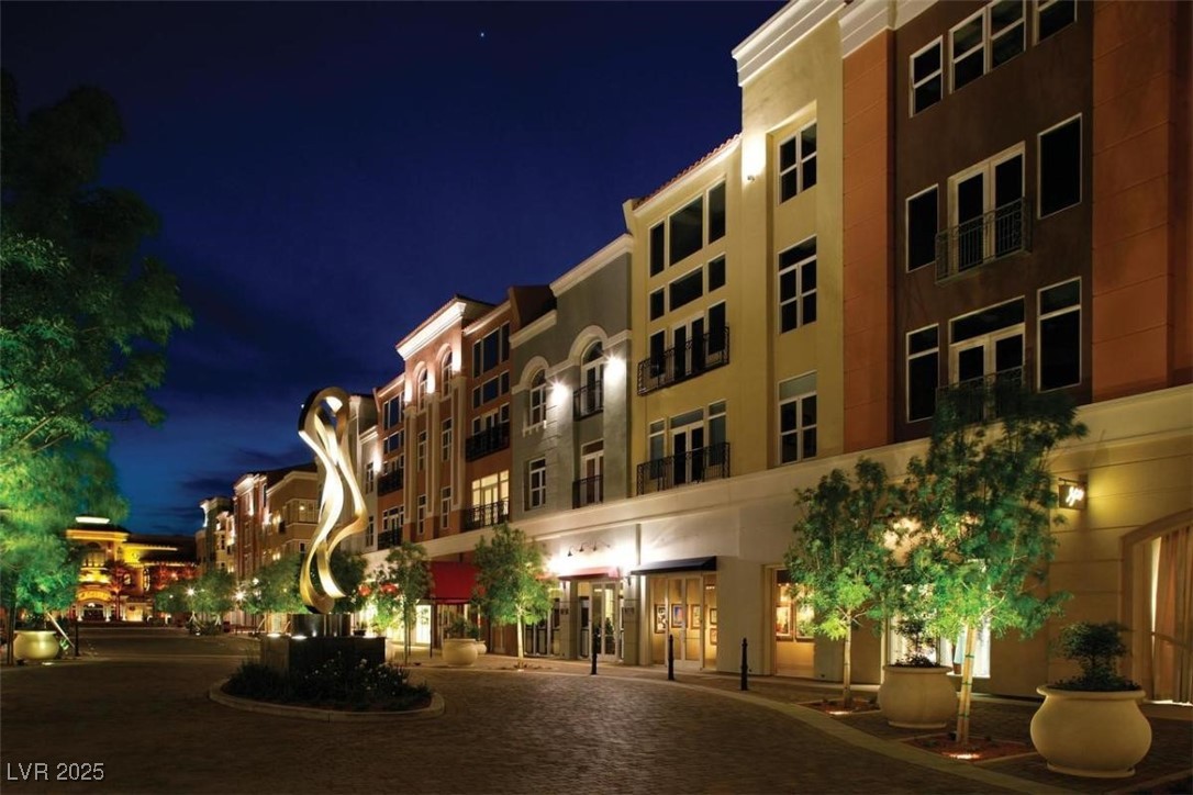 271 Spectacular Street