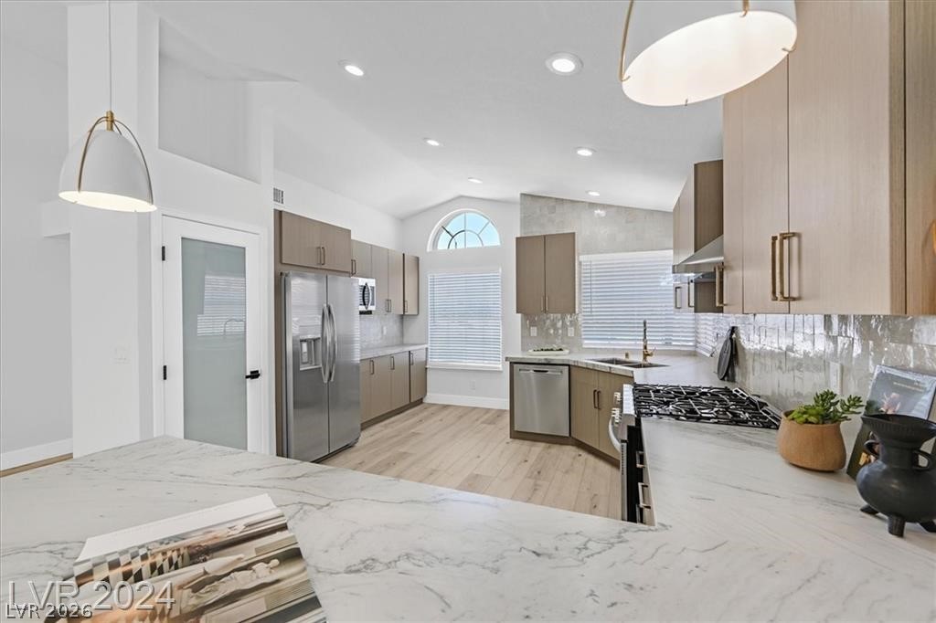 8 Barton Spring Circle
