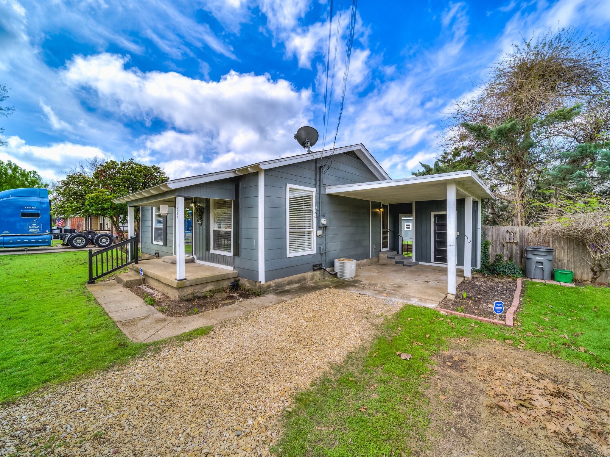 207 N Summit Street