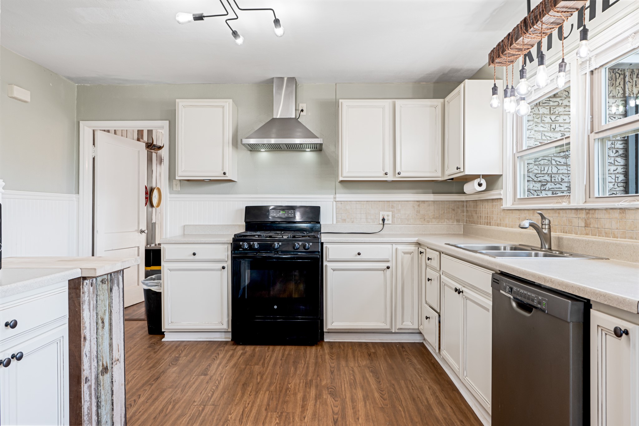 1500 W 10th Street