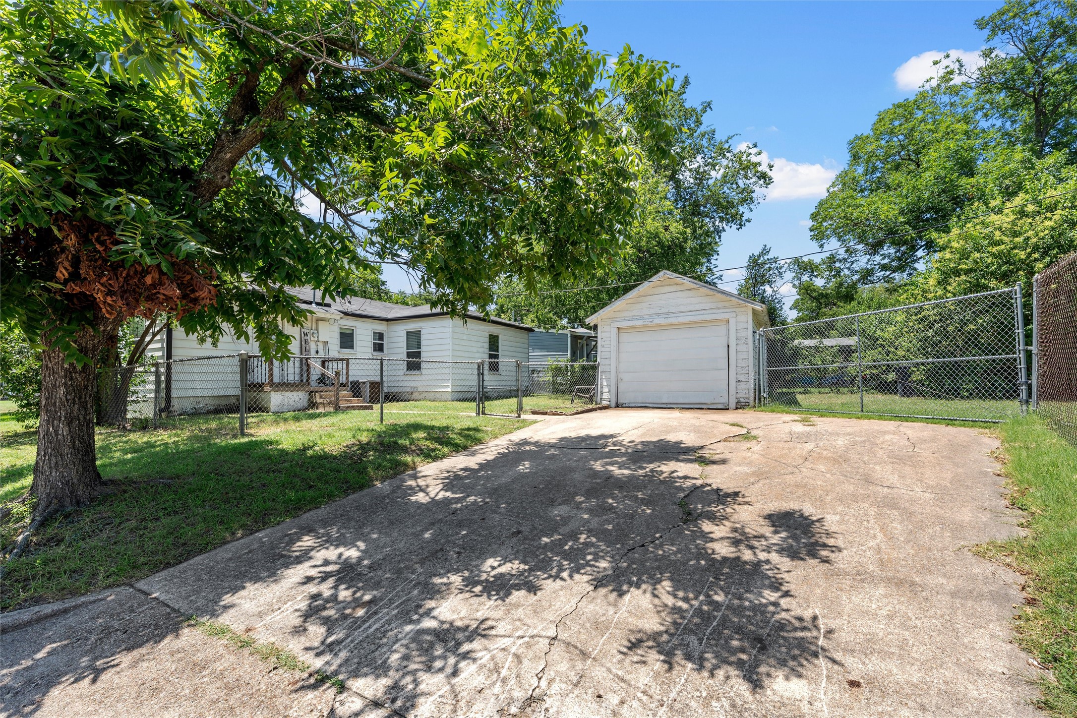 2701 Herring Avenue