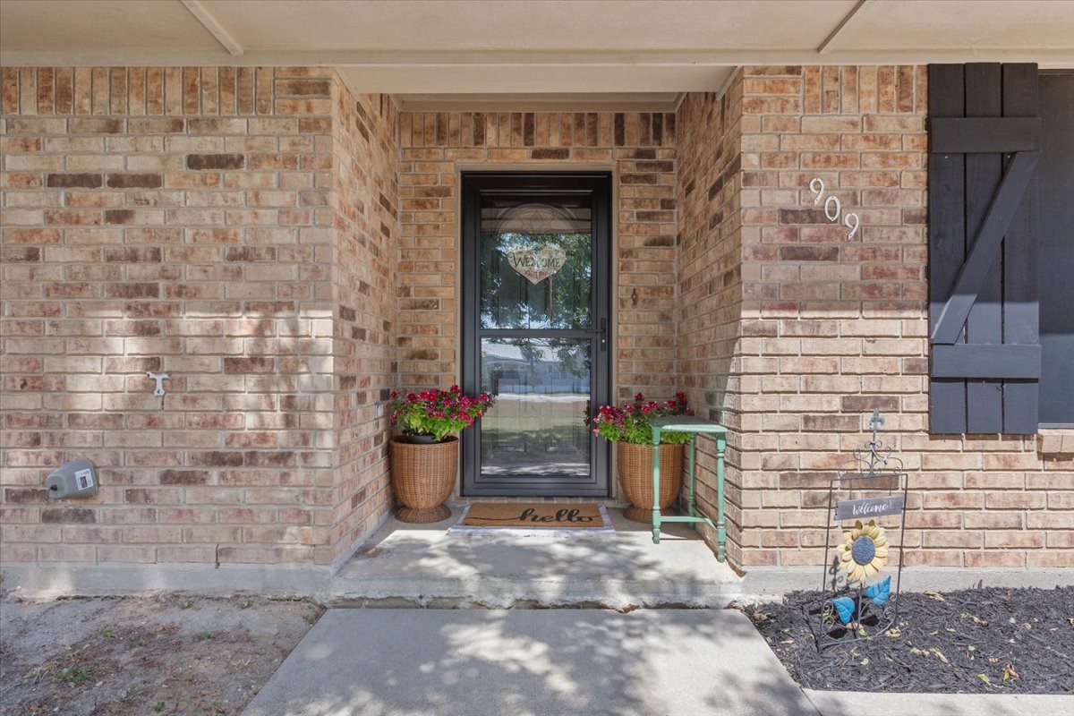 909 Mcclintic Drive