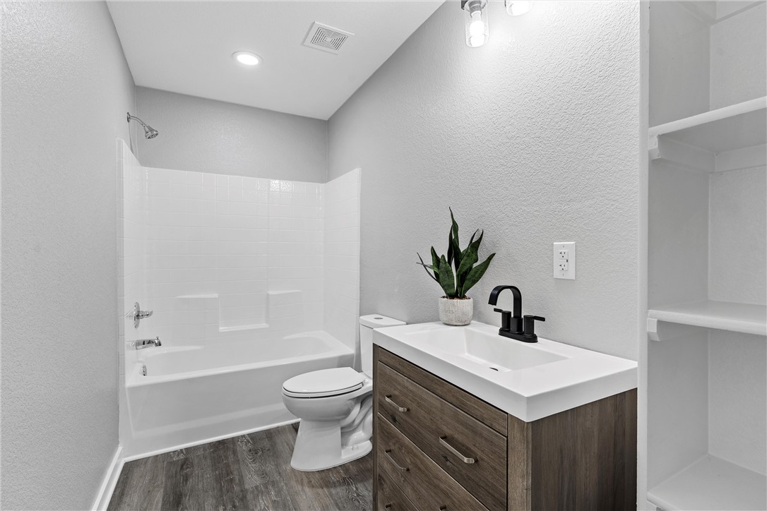 2311 Mistletoe Avenue