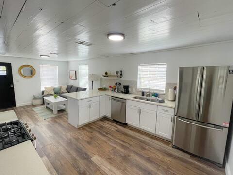 2402 Santa Rita ST