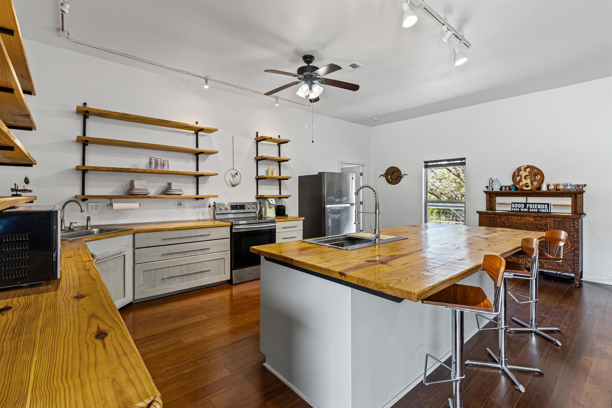 5704 Roundup WAY