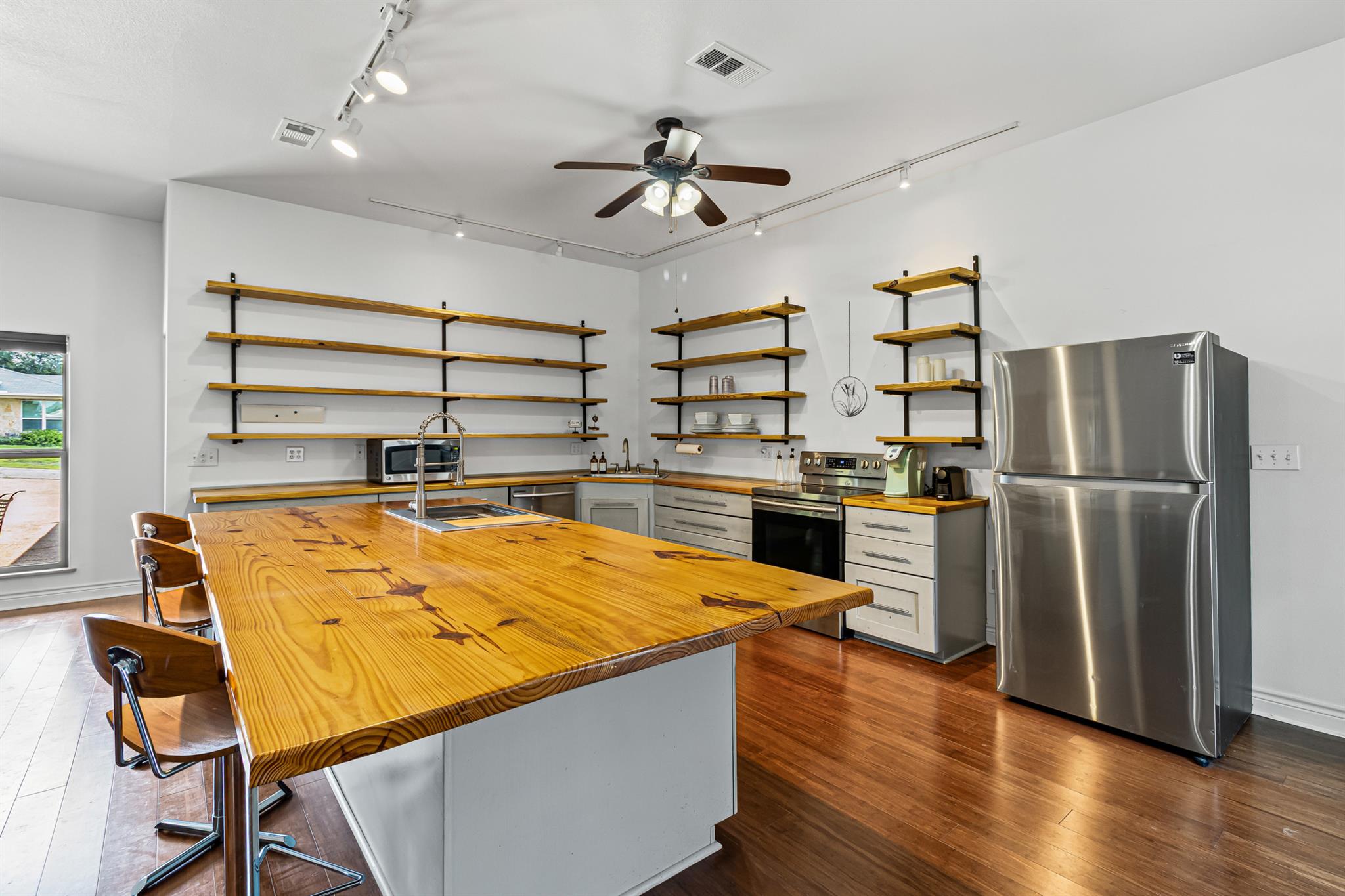 5704 Roundup WAY