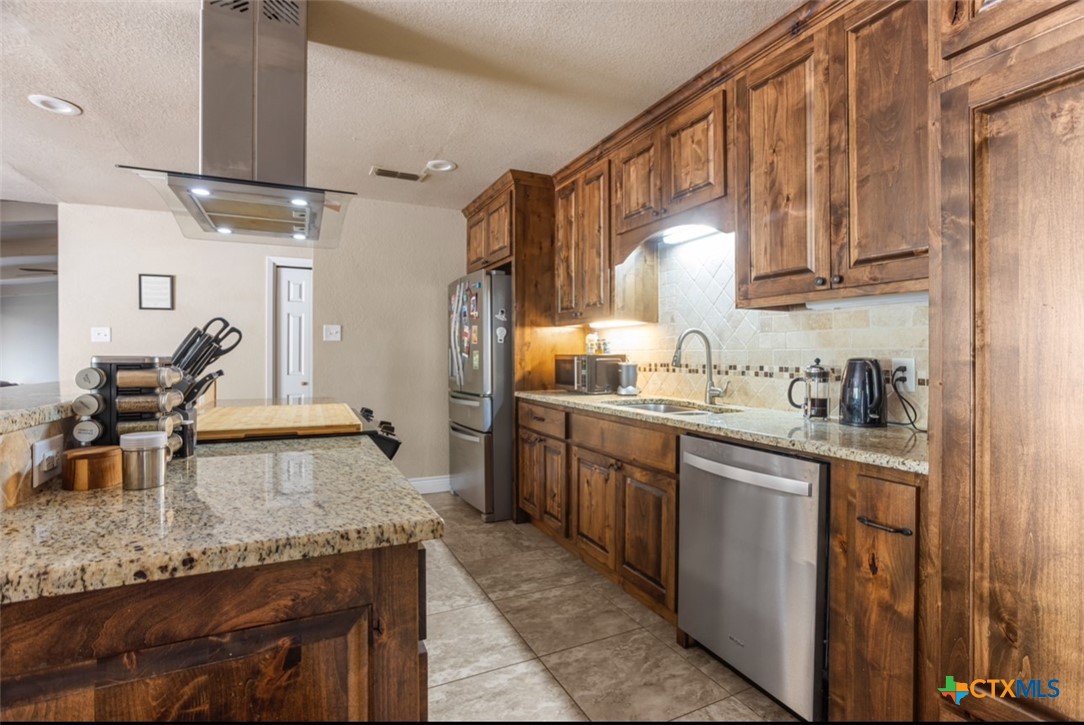 930 Verna Lee Boulevard