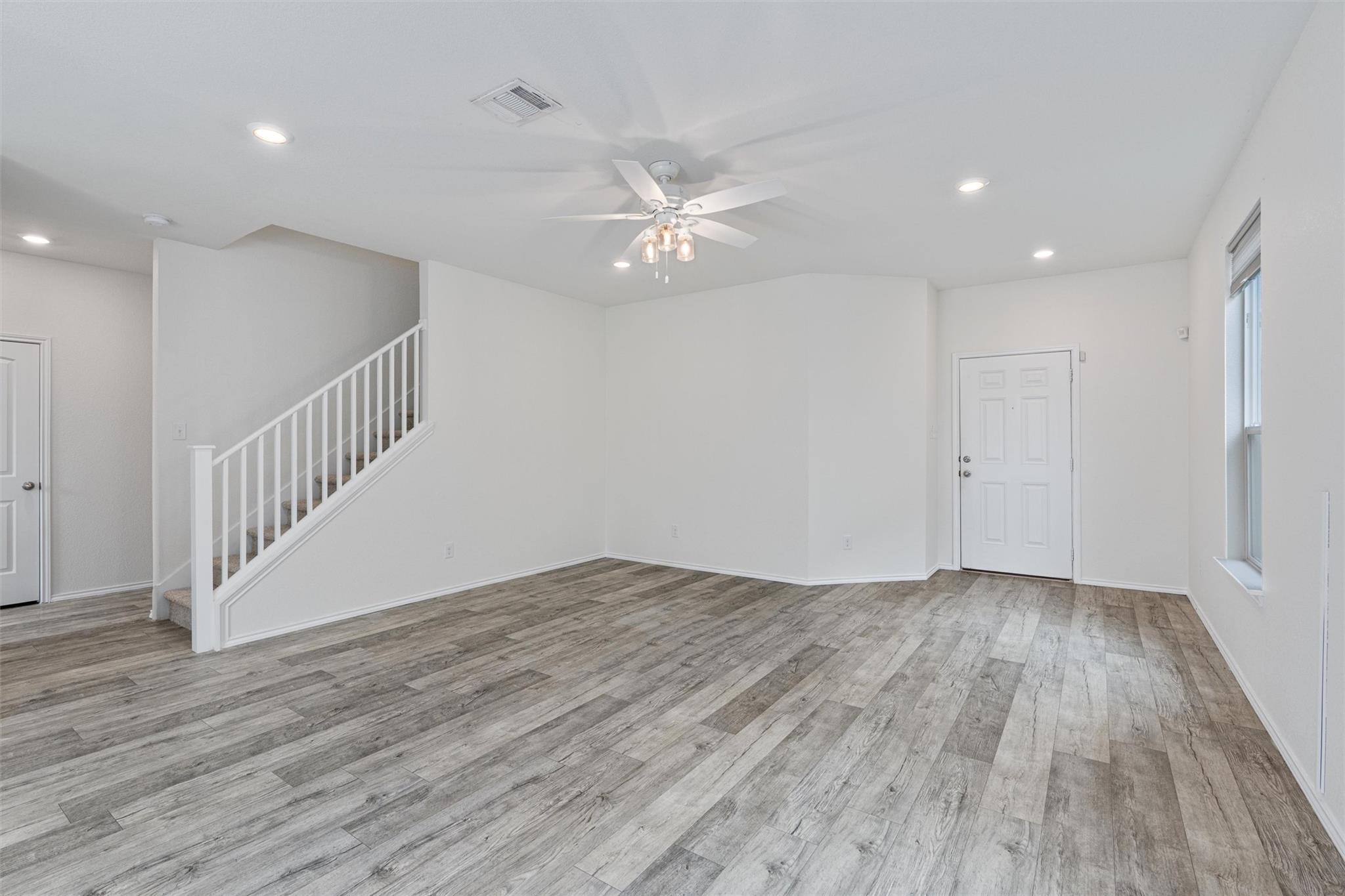 305 Los Cobos LN