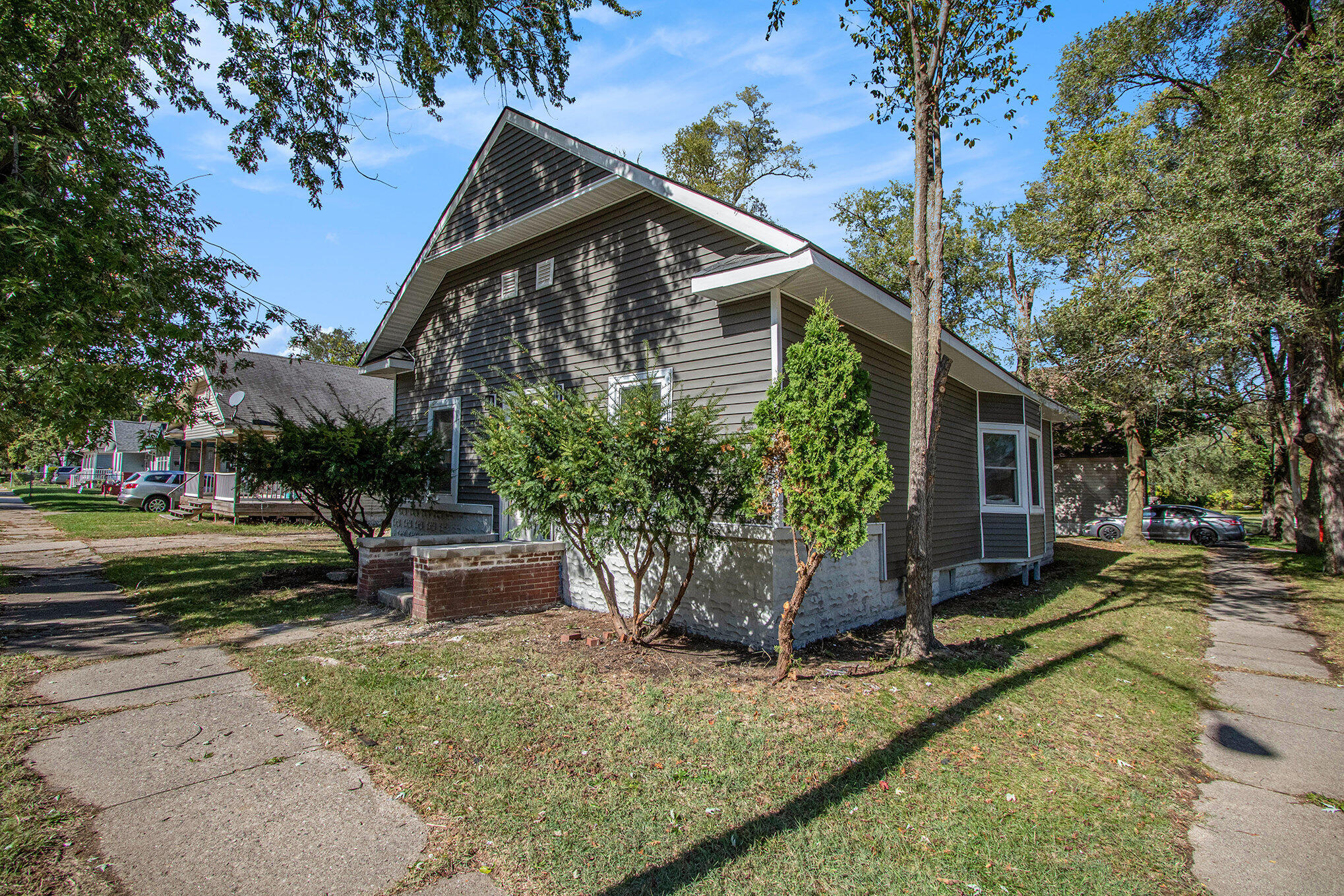 635 E Empire Avenue
