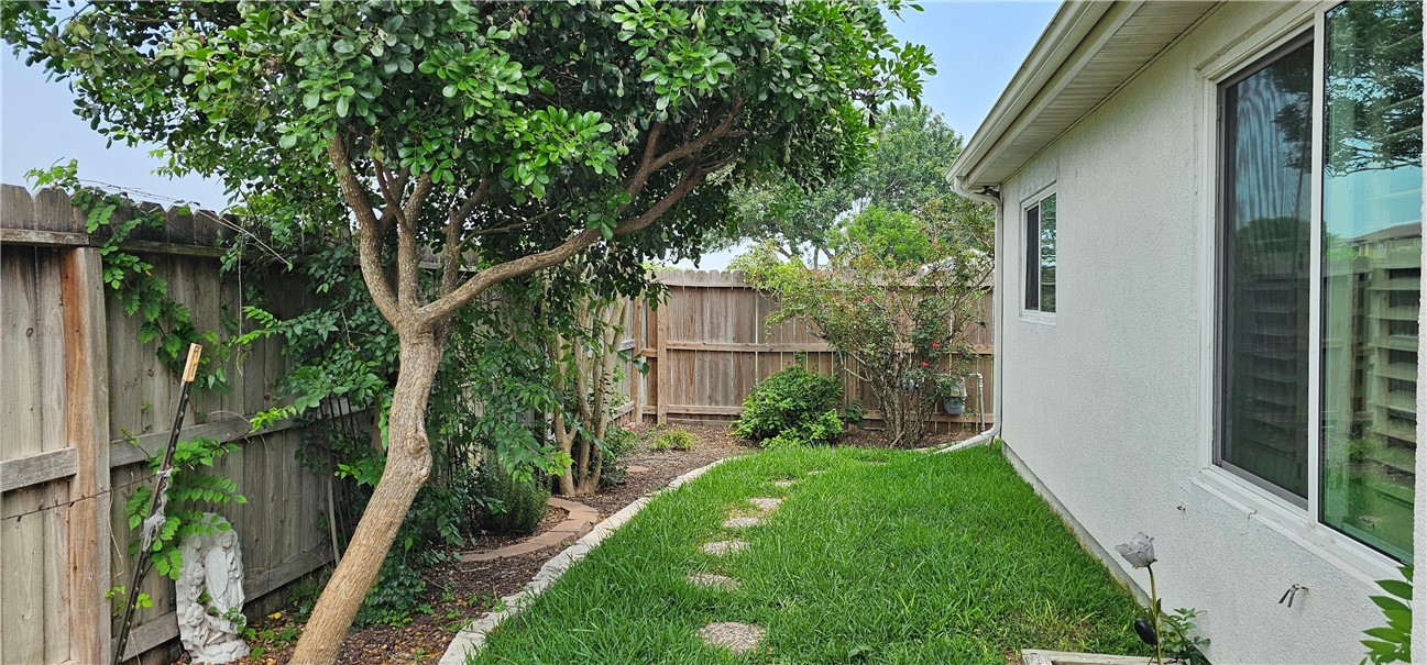 6822 Vineyard Dr