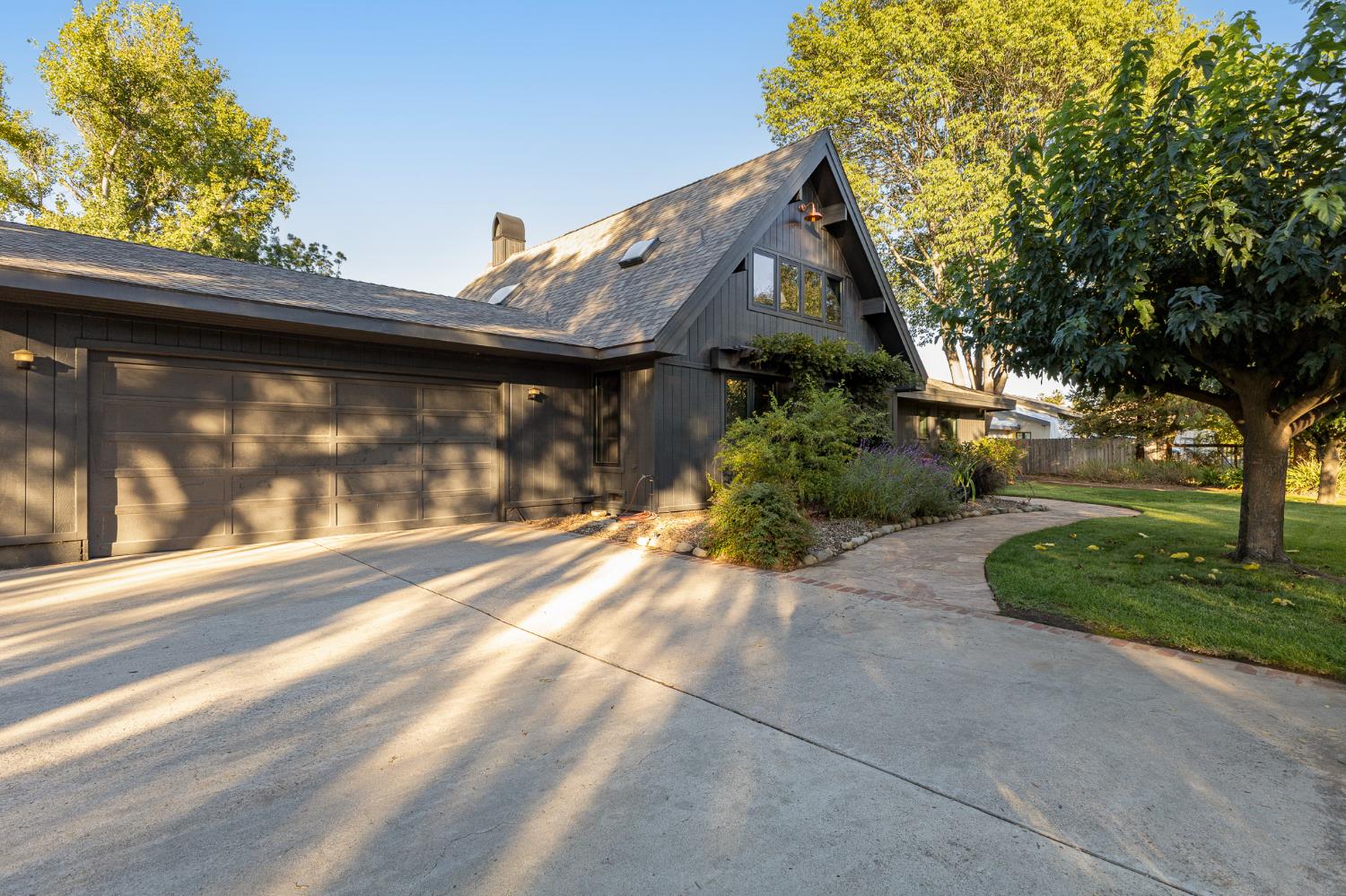 1015 W El Roblar Drive