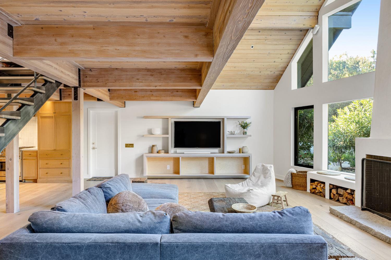 1015 W El Roblar Drive