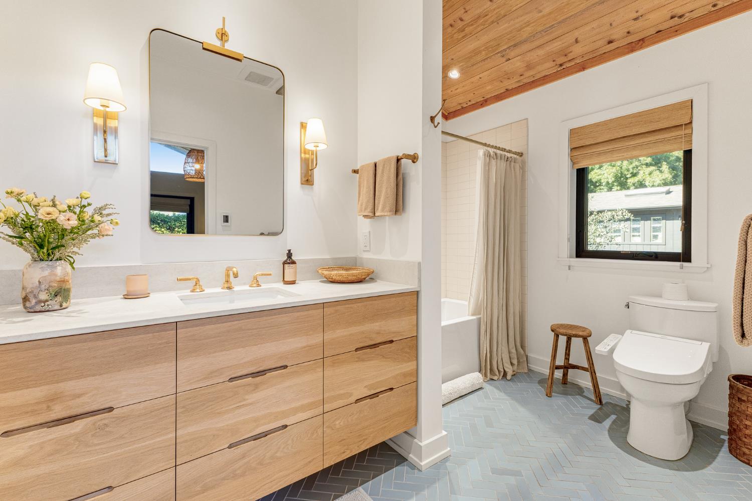 1015 W El Roblar Drive