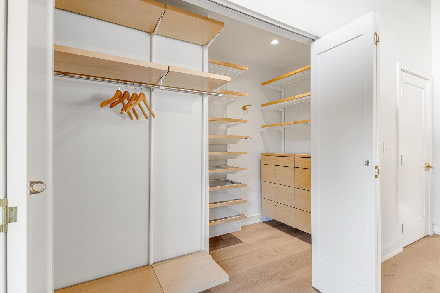 1015 W El Roblar Drive