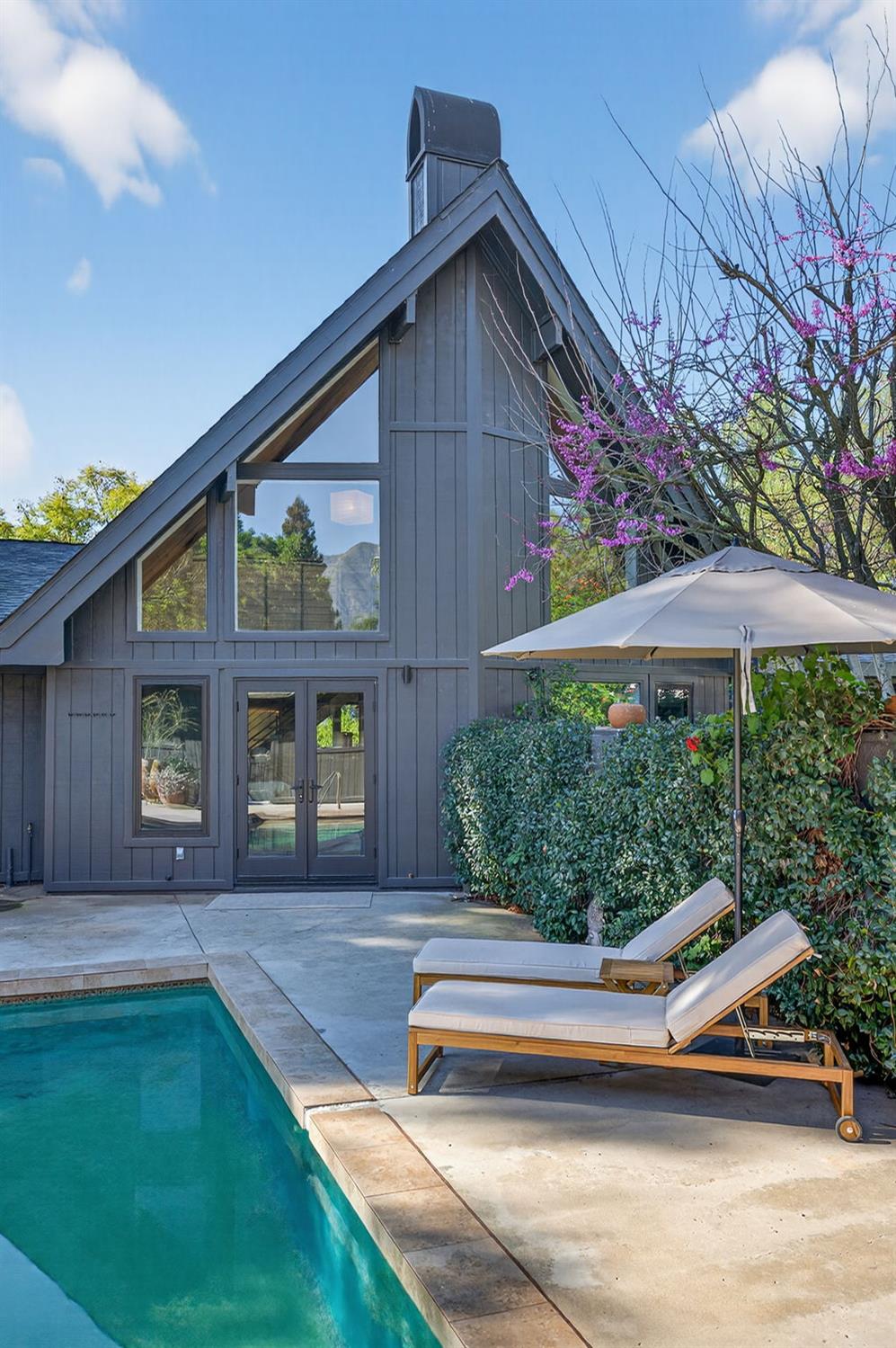 1015 W El Roblar Drive