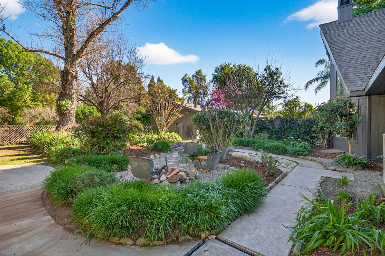 1015 W El Roblar Drive