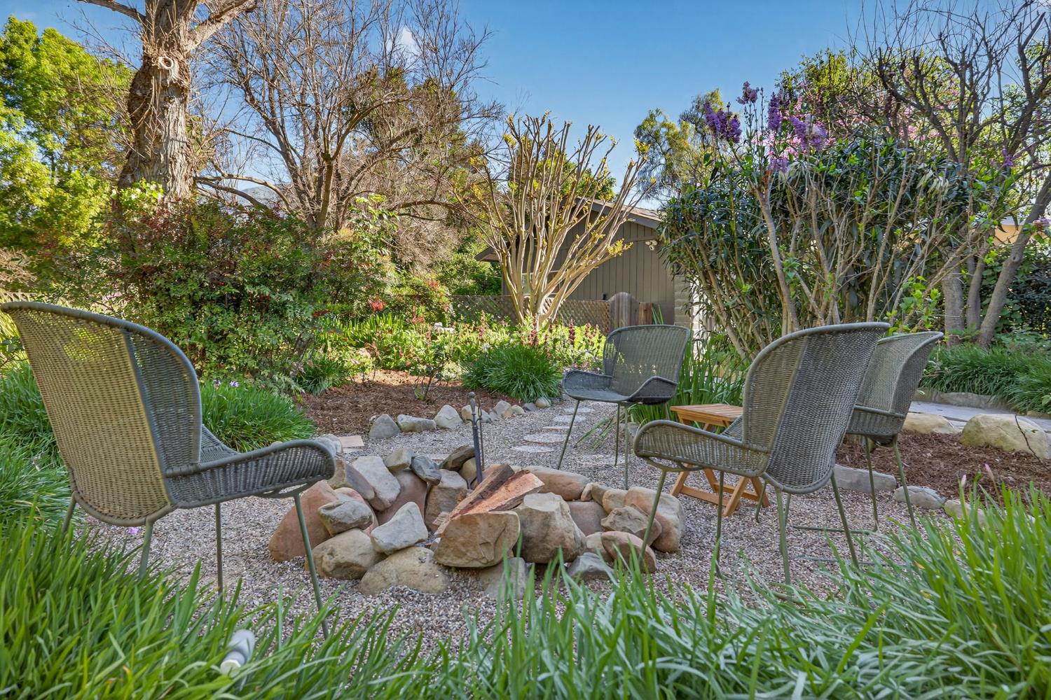 1015 W El Roblar Drive