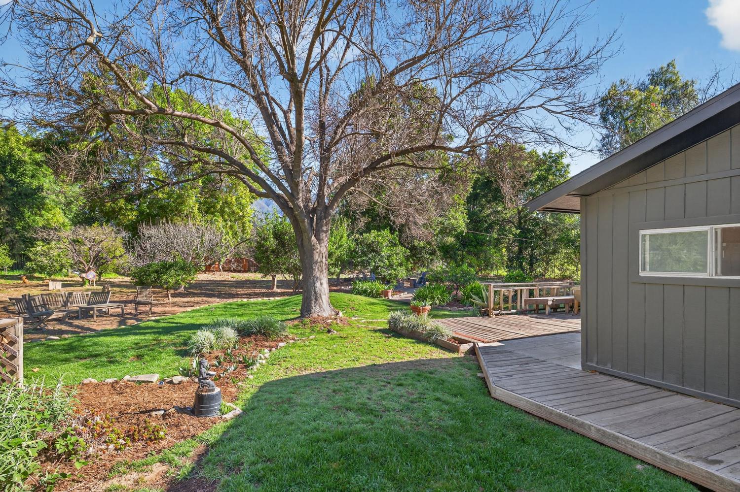 1015 W El Roblar Drive