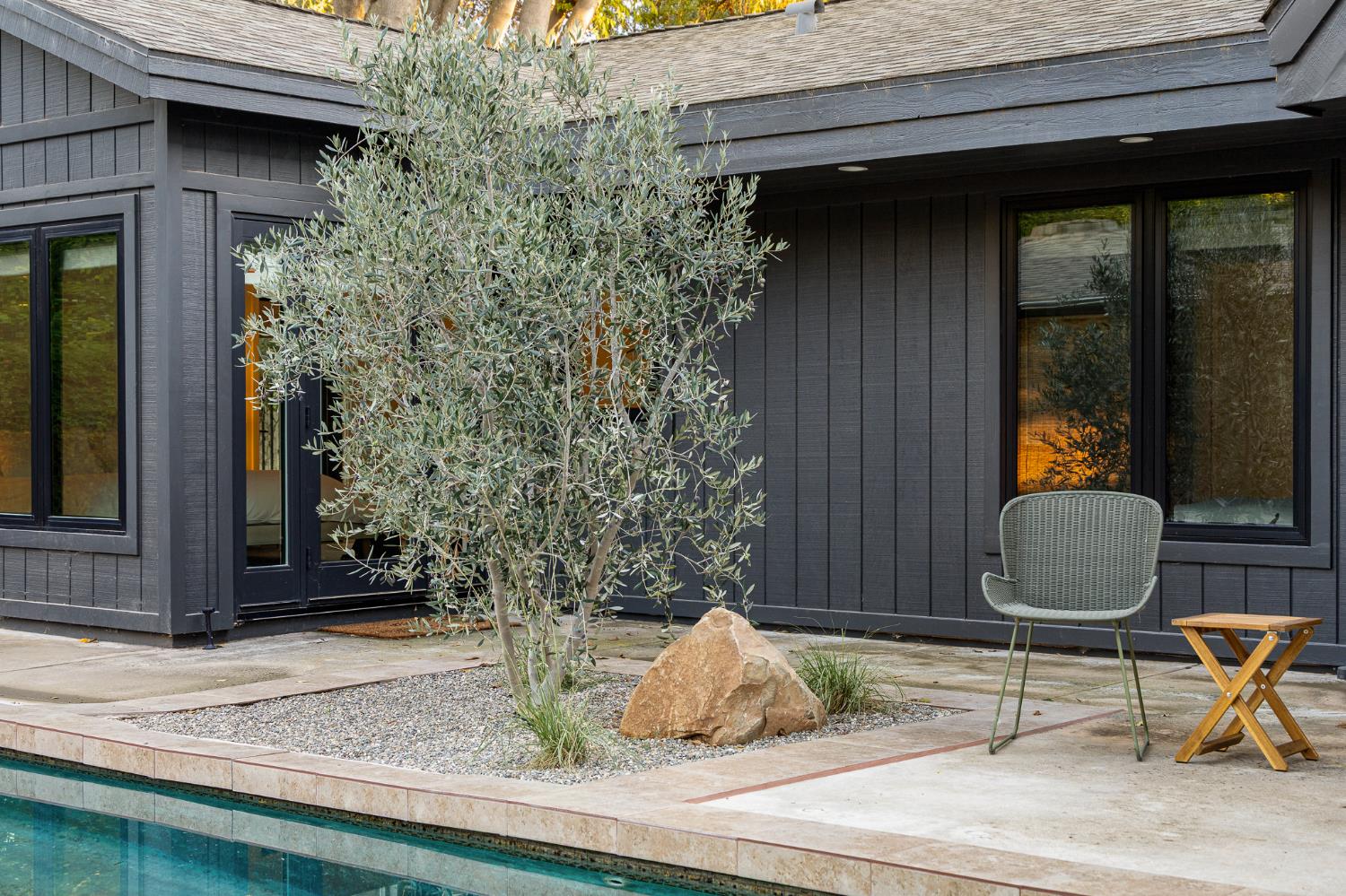 1015 W El Roblar Drive